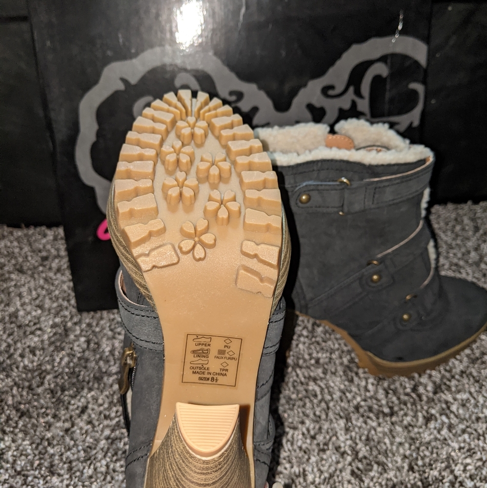 Women's booties - Picture 2 of 2